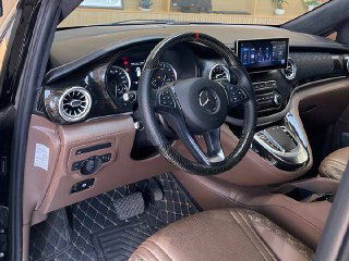 Салон Mercedes‑Benz Vito: руль, приборная панель и мультимедиа — фото демонстрирует качество отделки и состояние водительской зоны для потенциального покупателя.