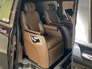 Пассажирские раскладные кресла Mercedes‑Benz Vito с кожаной отделкой и подлокотниками; фото подчёркивает комфорт заднего ряда и уровень премиальной отделки салона.