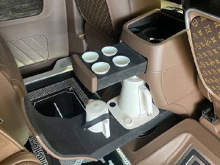 Складной столик и подстаканники в салоне Vito; фотография показывает дополнительные аксессуары и функциональные элементы для пассажиров второго ряда, пригодно для объявления.