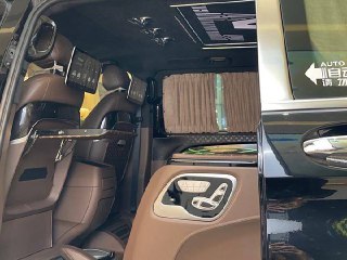 Вид внутри Mercedes‑Benz Vito на второй ряд: шторы, потолочные элементы и общая планировка салона, показывающие пространство и премиальную отделку для покупателя.