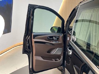 Открытая дверца Mercedes‑Benz Vito: вид на проём, уплотнения, порог и внутреннюю панель двери, фото демонстрирует сохранность деталей и качество сборки для оценки покупателя.