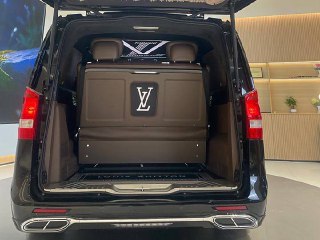Багажное отделение Mercedes‑Benz Vito с декоративной панелью Louis Vuitton; фото показывает объём грузового отсека и индивидуальную отделку багажника, полезно для покупателей.