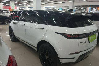 Белый Range Rover Evoque крупный план кормовой части и боковой панели в крытом паркинге, отражения на кузове и тонированные стекла