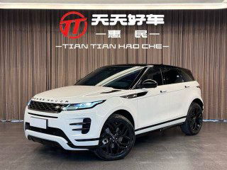 Белый Range Rover выставочный снимок в салоне дилера на фоне брендового логотипа Tian Tian Hao Che, подчёркнуты линия крыши и фронтальная оптика