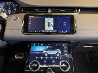 Ближний план сенсорных дисплеев и камеры кругового обзора на центральной консоли Range Rover, интерфейс мультимедиа показан крупно