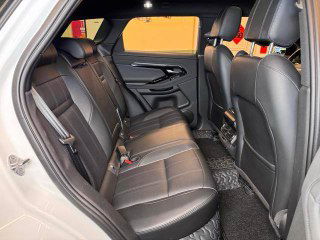 Задний ряд сидений Range Rover в чёрной коже, большой запас места и чистая обивка, фото демонстрирует состояние салона для потенциального покупателя