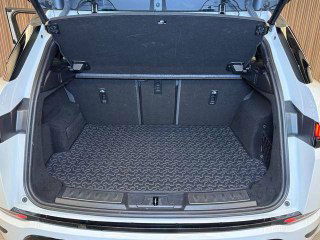 Багажник Range Rover с ковриком и чистой обшивкой, фото показывает объём и состояние грузового отсека без погрузки