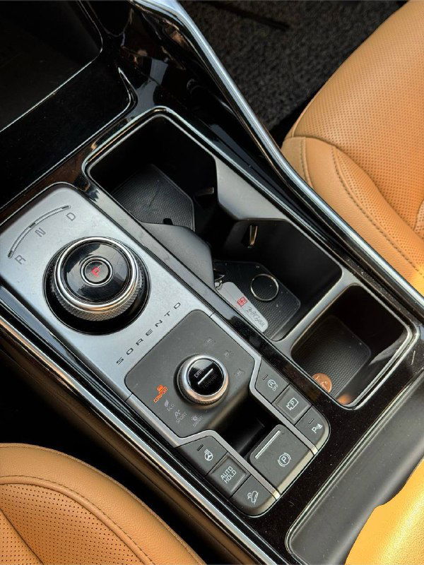 Блок селектора и подстаканников KIA Sorento: роторный селектор передач, элементы управления режимами движения и хранение мелочей в центральном тоннеле.