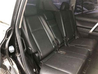 Задние кожаные сиденья Toyota Prado 2021 в тёмной отделке на фото состояния салона при подготовке к продаже и доставке.