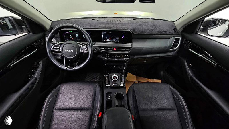 Интерьер KIA Seltos 2022 — вид на руль, панель приборов и центральный дисплей; показывает состояние передней части салона и материалы отделки.