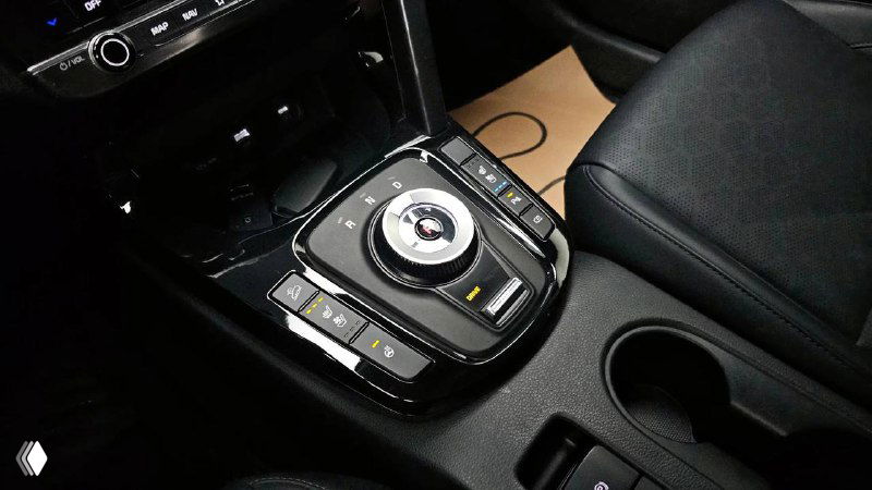 Крупный план центрального пульта управления KIA Seltos 2022 — селектор передач, шайба управления и блок кнопок; демонстрация оснащения и состояния.