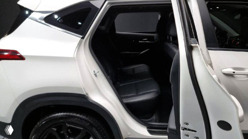 Ракурс задней двери KIA Seltos 2022 белого цвета — вид на открытый задний проём и боковую часть кузова, демонстрирующий доступ и состояние багажного проёма.