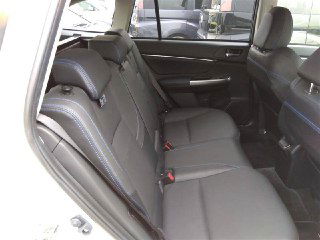 Задние сиденья Subaru Levorg 2017 в тёмной обивке, вид на пространство для пассажиров и состояние сидений, аккуратный салон.