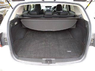 Багажник Subaru Levorg 2017 с открытой крышкой, ровный коврик и просторный отсек для груза без видимых повреждений и следов сильного износа.