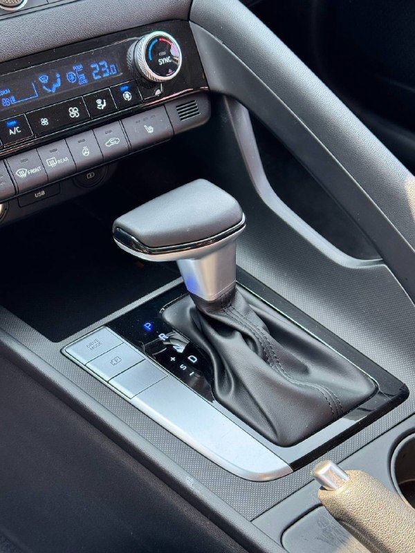 Фотография рычага переключения передач АКПП Hyundai Avante (Elantra) 2021 и центральной консоли, показывающая состояние салона и оформление элементов.