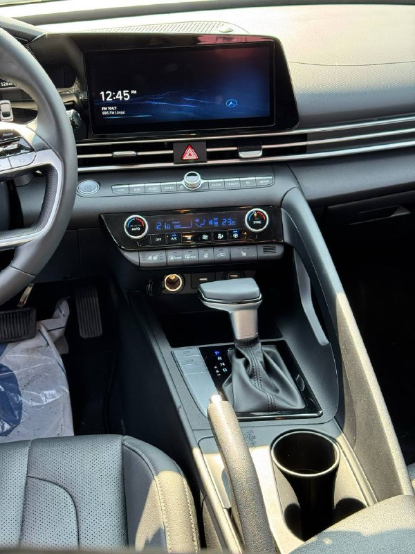 Центральная консоль с мультимедийным экраном, климат-контролем и рычагом передач Hyundai Avante (Elantra) 2021, состояние салона на фотографиях.