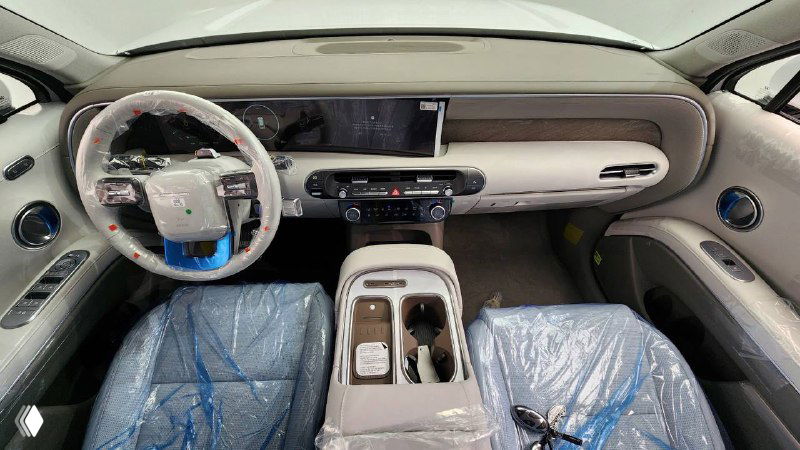 Передняя панель и рулевая колонка Hyundai Palisade 2025, салон с защитной пленкой на креслах, современная мультимедиа и приборная панель