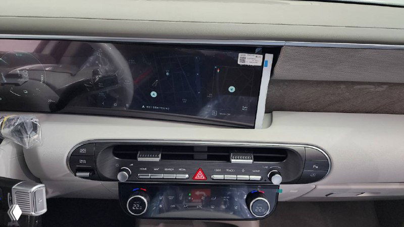 Крупный план центральной консоли Hyundai Palisade 2025 с большим экраном и органами управления климатом, современное оформление