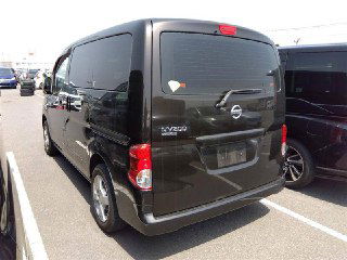 Nissan NV200 2016 — вид сзади на ярде; задняя дверь и фонари, номер отсутствует, снимок подтверждает внешний вид и состояние багажника.