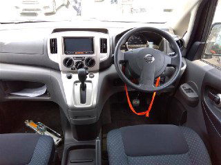 Салон Nissan NV200 2016 — панель приборов и рулевое колесо (правый руль), центральная консоль и сиденья, фото для оценки интерьера.