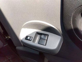 Крупный план дверной панели Nissan NV200 — элементы управления стеклоподъёмника и ручка двери, снимок для отчёта о состоянии фурнитуры.