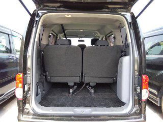 Открытый багажник Nissan NV200 2016 — объём и пол багажного отсека, вид сзади через поднятую дверь, фото для оценки грузового пространства.