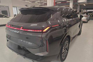 Задняя часть Lynk & Co 08: тёмно-серый кузов, оптика в виде полосы и отметки модели на крышке багажника в автосалоне.