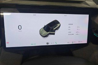 Сенсорный дисплей автомобиля Lynk & Co 08 с изображением модели и параметрами — крупный план информационного экрана в салоне.