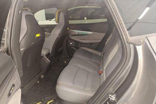 Задние сиденья Lynk & Co 08: просторный салон, тканевая обивка и вид на заднюю часть пассажирского пространства.