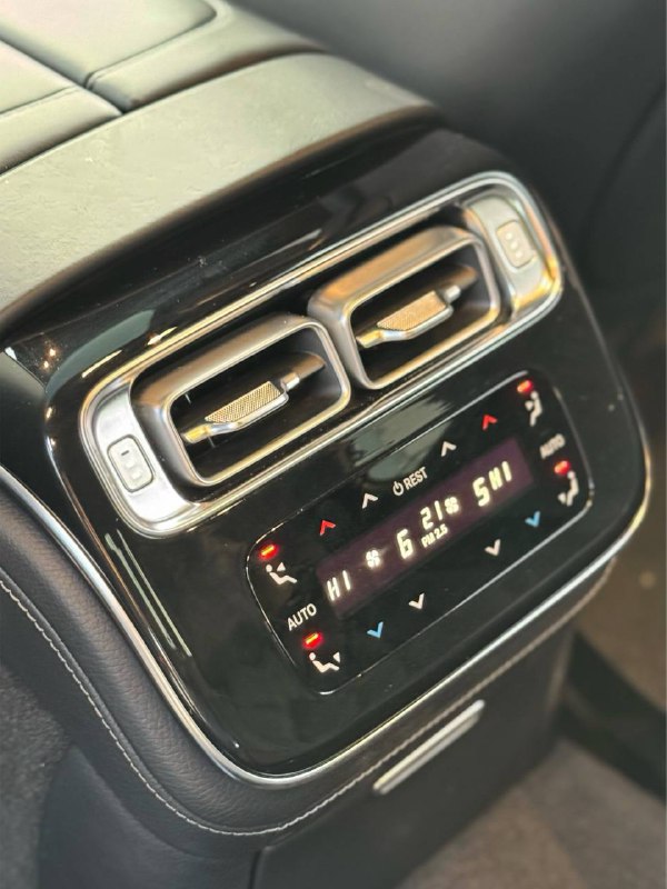 Блок вентиляционных отверстий и панель климат-контроля для задних пассажиров в Mercedes S 350d, крупный план с цифровыми индикаторами температуры.