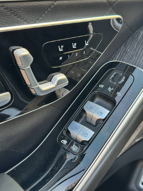 Панель управления двери Mercedes S 350d: элементы регулировки сиденья, кнопки памяти, управление стеклоподъёмниками и декоративная отделка.