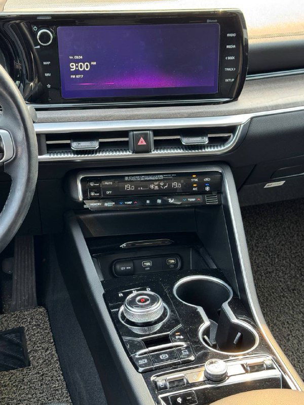 Передняя панель и мультимедиа-экран KIA K5 — широкий дисплей и блок климат-контроля под ним, вид со стороны водителя.