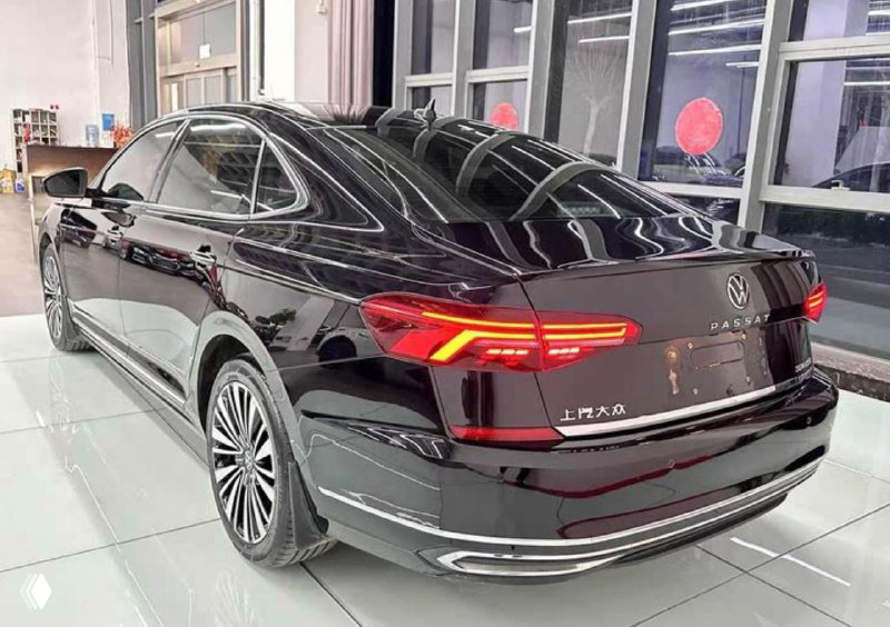 Задняя часть Volkswagen Passat чёрного цвета: светодиодные фонари, бампер и фирменная шильдика на крышке багажника в салонном окружении.