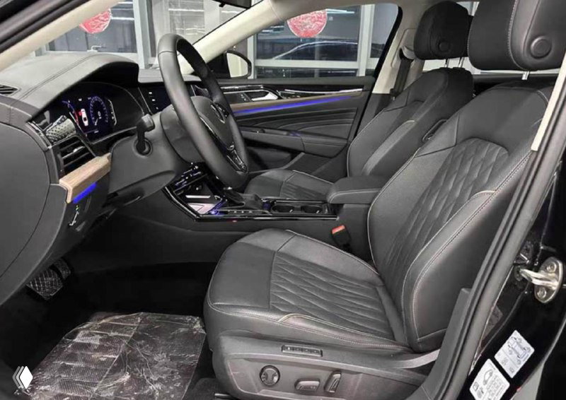 Передние сиденья Passat с кожаной обивкой, вид на водительское кресло и пассажирское место, элементы регулировки и память сидений на фото.