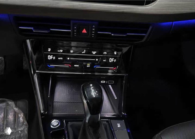 Центральная консоль Volkswagen Passat: селектор коробки передач, кнопки климата и место для подстилки, вид крупным планом с чёткими элементами управления.