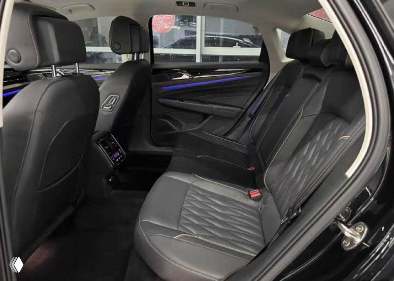 Задние сиденья Volkswagen Passat: кожаная отделка, пространство для пассажиров и вид на центральную консоль с вентиляционными отверстиями и зонами комфорта.