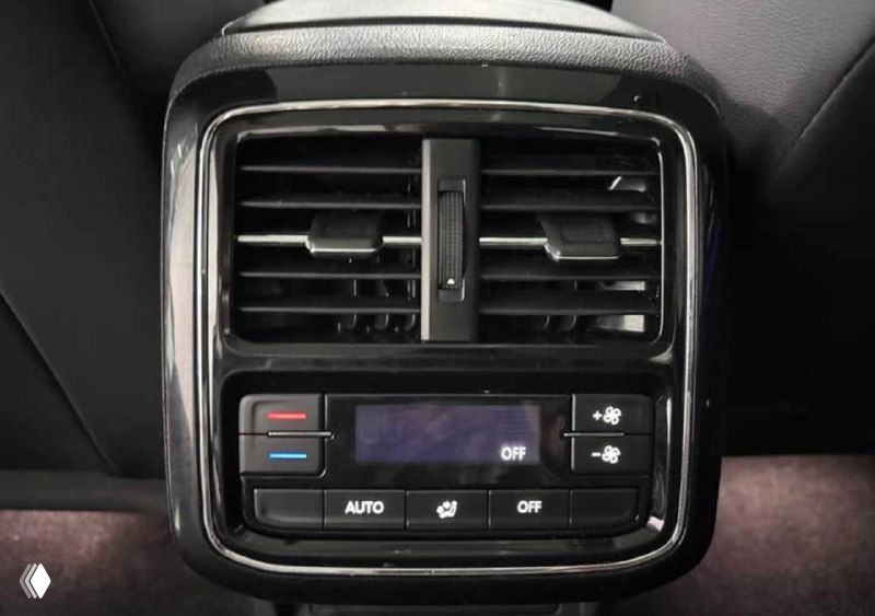 Крупный план блока управления климатом для задних пассажиров Volkswagen Passat: переключатели, дисплей температуры и регулировка вентиляции в подлокотнике.