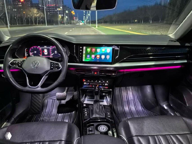 Салон Volkswagen Passat 2022: передняя консоль, цифровая приборная панель и мультимедиа-экран, атмосферная подсветка по периметру.