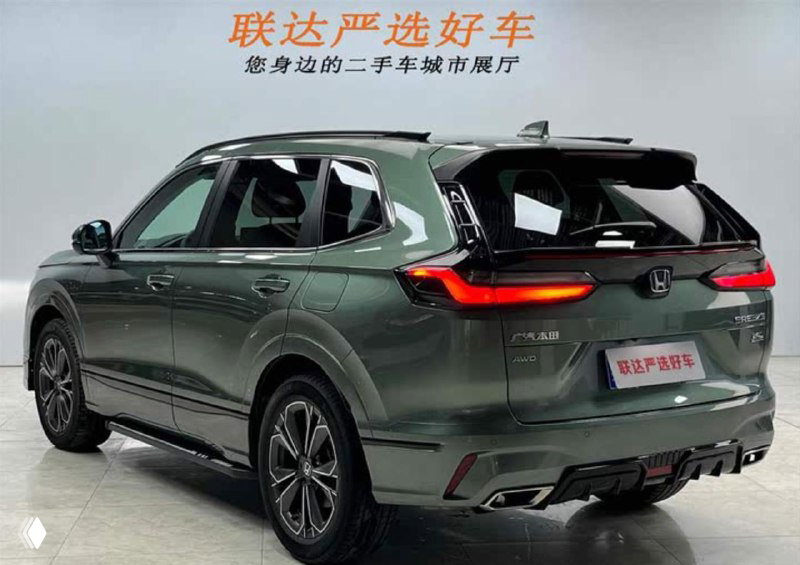 Зелёный Honda Breeze 240TURBO, вид сзади в выставочном зале Китая; видны задние фонари, багажник и нижняя часть бампера на белом фоне.