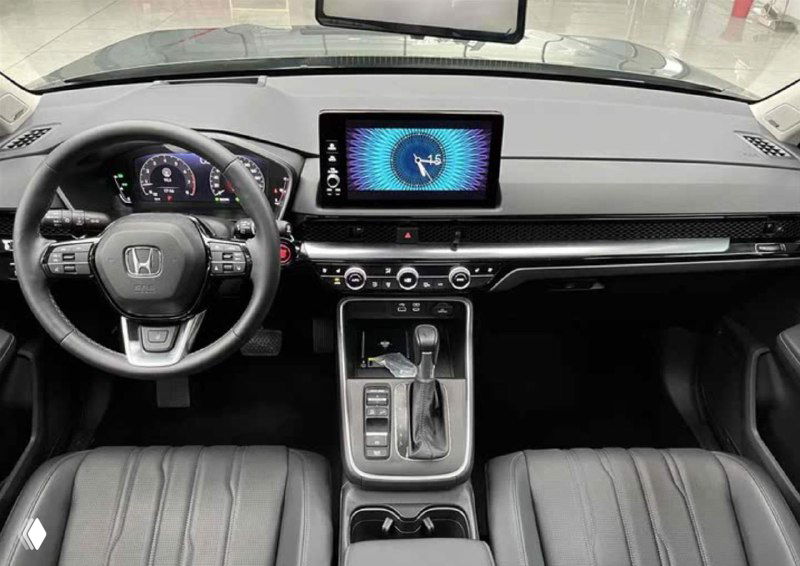 Торпедо Honda Breeze с мультимедийным экраном и цифровой приборной панелью; обзор центральной части салона и элементов управления на фото.