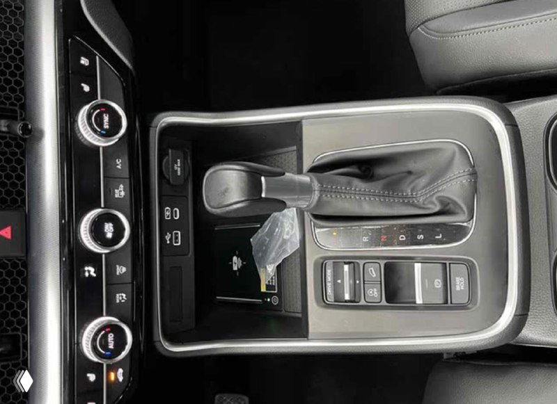 Крупный план центральной консоли Honda Breeze: селектор вариатора, кнопки управления, подстаканники и отделение для мелочей вблизи.