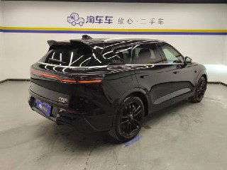 Вид сзади чёрного Voyah Free 2024 в автосалоне: форма кузова, задняя световая панель и закрытый багажник видны на нейтральном фоне.