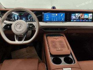 Салон Voyah Free: широкий цифровой приборный щиток и мультимедийный экран на одной панели, коричневая кожаная отделка передней части салона.