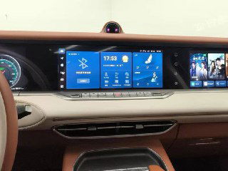 Детальный вид центрального дисплея и информационной панели Voyah Free: экран с навигацией и мультимедиа, расположение клавиш под ним.