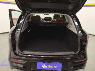 Открытый багажник чёрного Voyah Free 2024 года: вместительное грузовое отделение, темный коврик и вид задней части салона через багажник.