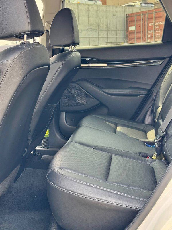 Задние сиденья KIA Seltos: простор для пассажиров, состояние обивки и вид бокового пространства между передними и задними креслами.