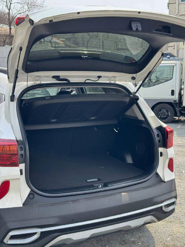 Открытый багажник KIA Seltos: объём грузового отсека, ровный пол и пустое пространство, готовое к погрузке и доставке клиенту.