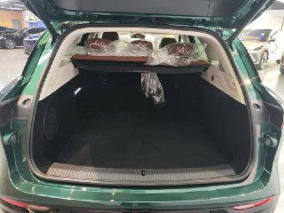 Багажный отсек Voyah Free с открытой крышкой: большой объём, ровное дно и упакованные элементы на полке, видно внутрение панели багажника.