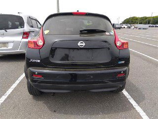 Задняя часть чёрного Nissan Juke 2012 без номерного знака, снята на парковке аукциона — видны багажник, фонари и общая геометрия кузова для осмотра.