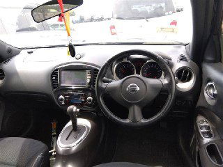 Панель приборов и рулевое колесо Nissan Juke 2012 — фото торпеды, центральной консоли и руля для оценки технического и визуального состояния салона.